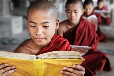 Monjes budistas meditando